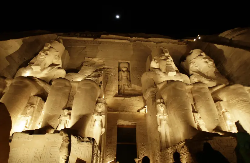 Turistas observam o templo de Abu Simbel, de 3.200 anos, durante um show diário de som e luz, na véspera do aniversário da coroação do faraó Ramsés II