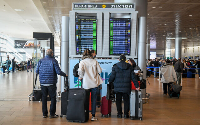Viajantes vistos no Aeroporto Internacional Ben Gurion, em 19 de dezembro de 2021. (Flash90)