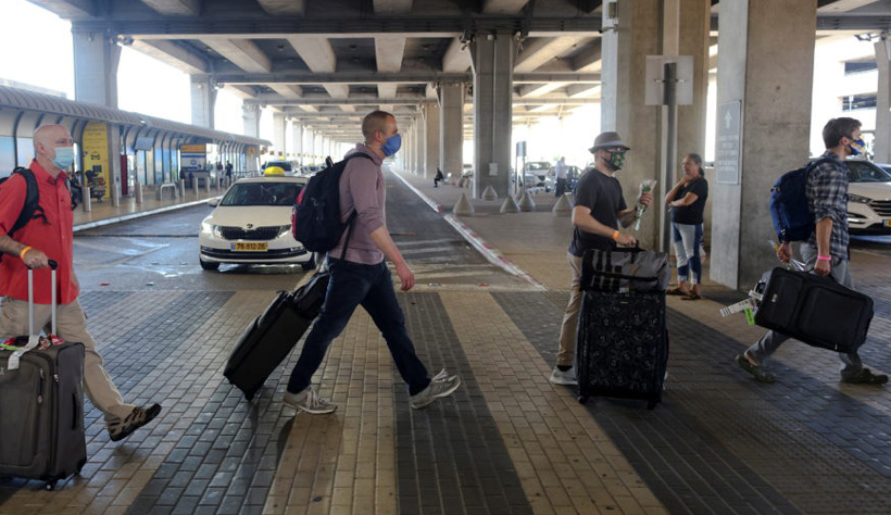 Grupo de turistas deixa o Aeroporto Internacional Ben Gurion – Foto de arquivo: REUTERS/Ronen Zvulun