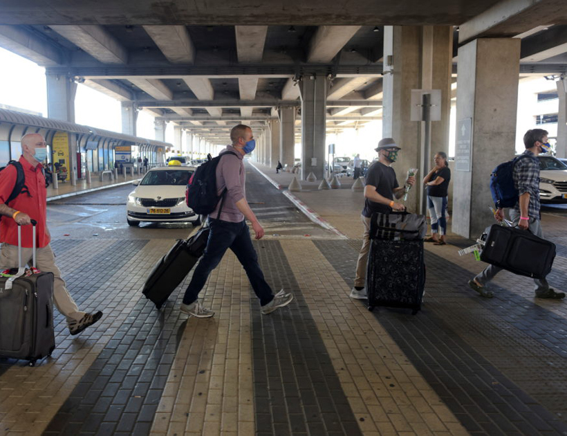Grupo de turistas deixa o Aeroporto Internacional Ben Gurion – Foto de arquivo: REUTERS/Ronen Zvulun