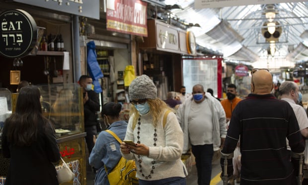 Mercado Mahane Yehuda em Jerusalém. Reportagens de jornais sobre vigilância causaram indignação em Israel. Fotografia: Maya Alleruzzo/AP