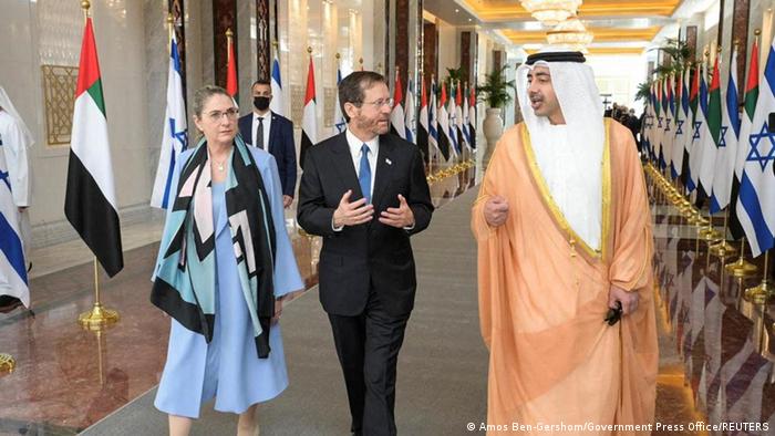 O presidente israelense Isaac Herzog e o ministro das Relações Exteriores dos Emirados Árabes Unidos Sheikh Abdullah bin Zayed Al Nahyan realizaram conversas históricas em Abu Dhabi
