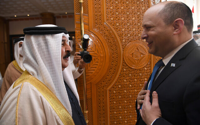 O rei do Bahrein Hamad bin Isa al-Khalifa recebe o primeiro-ministro Naftali Bennett em seu palácio em Manama, em 15 de fevereiro de 2022. (Haim ZachGPO)