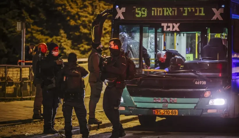 Policiais no local de um ataque a tiros em Jerusalém, 9 de fevereiro de 2022