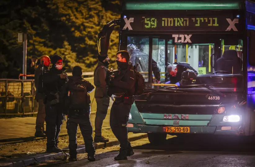 Policiais no local de um ataque a tiros em Jerusalém, 9 de fevereiro de 2022