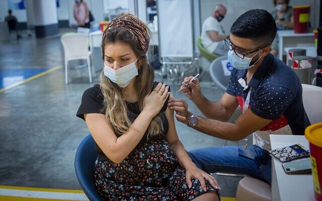 Uma mulher grávida recebe uma vacina COVID-19 no shopping Givatayim, nos arredores de Tel Aviv, 23 de agosto de 2021. (Miriam AlsterFlash90)