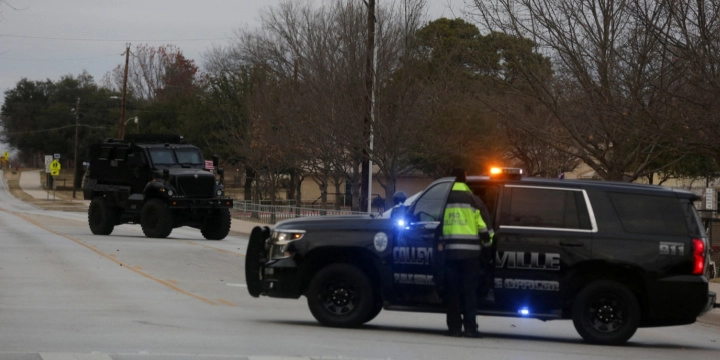 Veículos policiais são vistos do lado de fora da Congregação Beth Israel em Colleyville, Texas. Foto: Reuters/Shelby Tauber