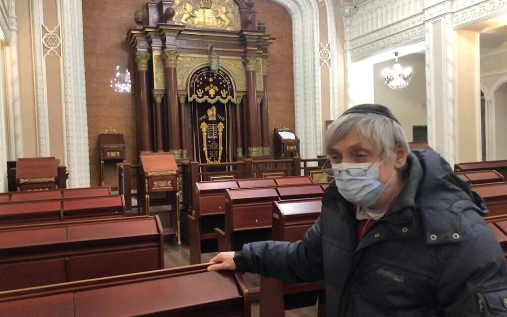 Yaakov, um judeu residente de Kiev, após os cultos noturnos na Sinagoga Brodsky, 15 de fevereiro de 2022 (Lazar BermanTimes of Israel)