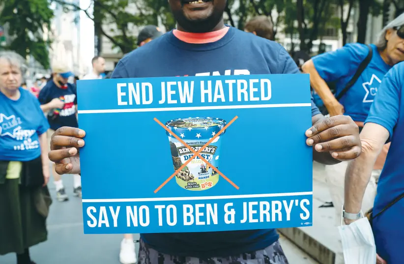 Manifestantes pró-israel protestam contra Ben and Jerry's por seu boicote aos assentamentos israelenses na Cisjordânia e contra o anti-semitismo, na cidade de Nova York em agosto